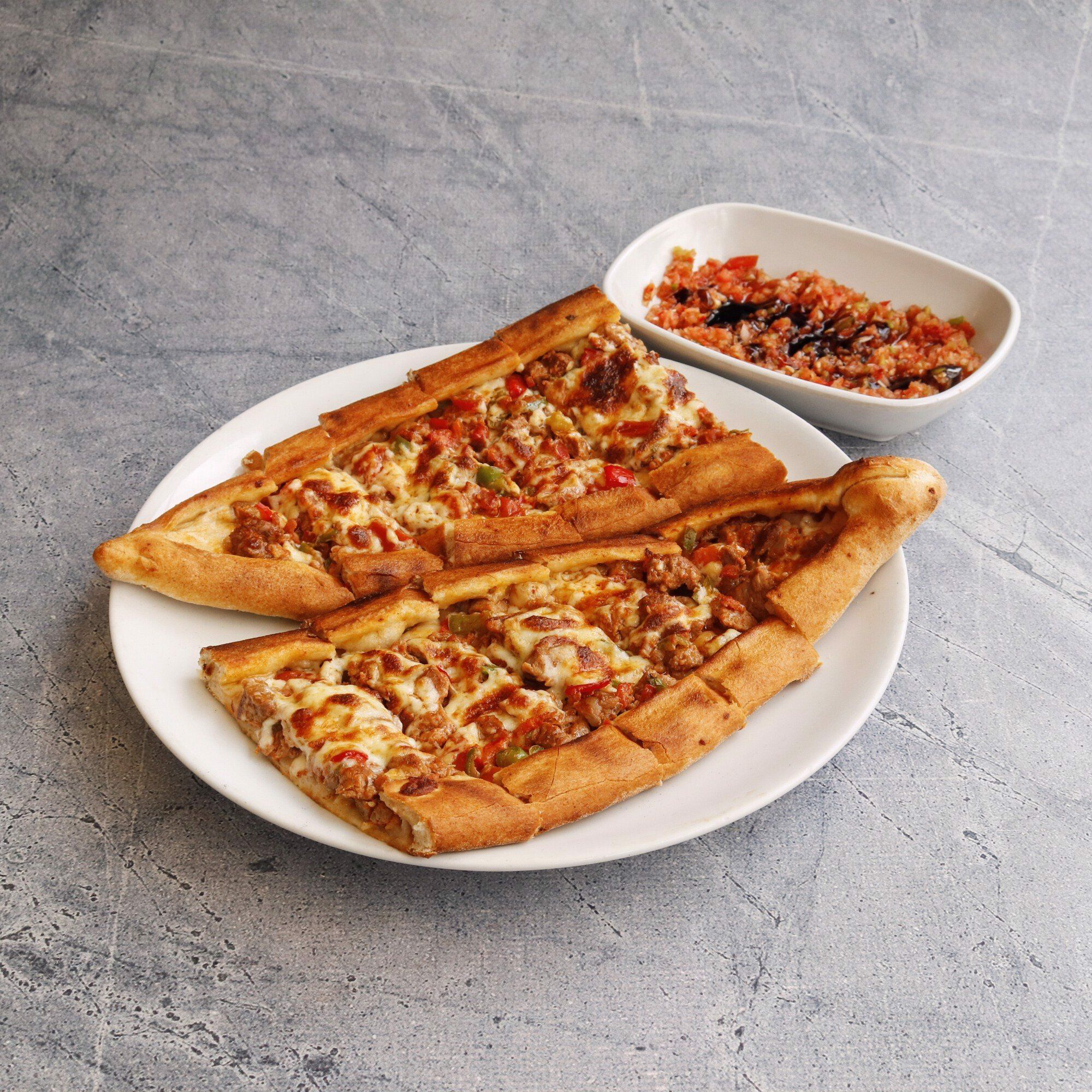 Kuşbaşılı Kaşarlı Pide